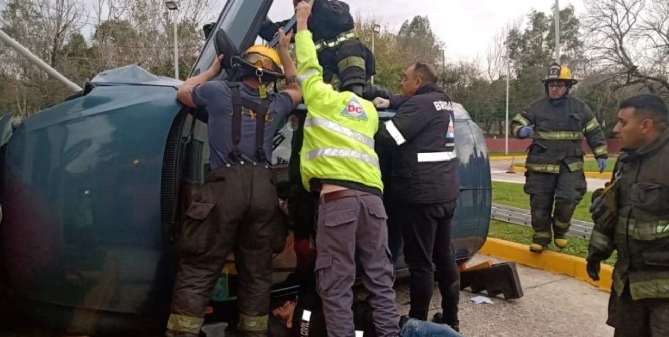 El impacto causó que la conductora quedara atrapada dentro del coche