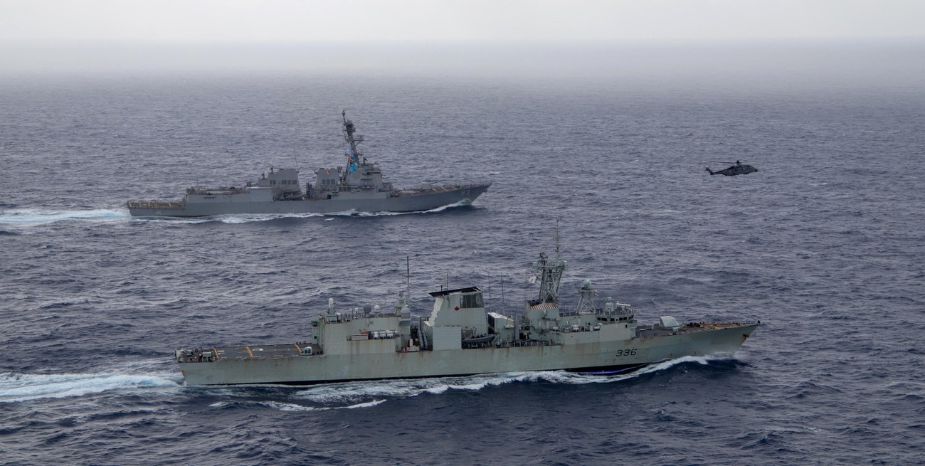 El destructor de misiles guiados USS Chung-Hoon de la Marina de los EE. UU. navega junto a la fragata HMCS Montreal de la Marina Real Canadiense durante las operaciones del Grupo de Acción de Superficie como parte del ejercicio "Noble Wolverine" en el Mar de China Meridional el 30 de mayo de 2023. Marina de los EE. UU./Naval Air Tripulante (helicóptero) Primera clase Dalton Cooper. Crédito: Reuters