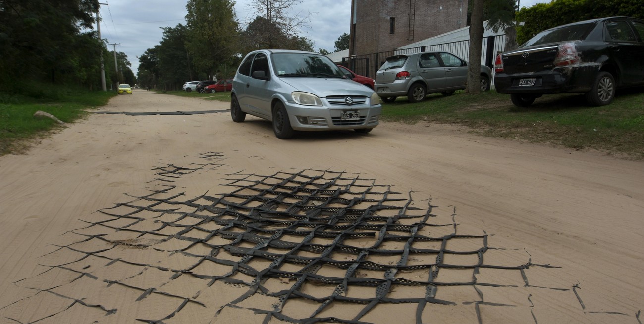 Las geoceldas de excedentes pluviales deberían estar tapadas, no a la vista. El sector más crítico: calle Chanaes al 5400. Crédito: Pablo Aguirre