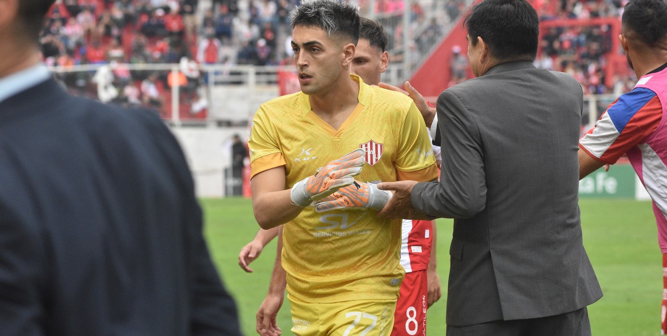 Unión consiguió que Santiago Mele ataje el lunes en Rosario y luego viaje con destino a Montevideo para sumarse a la selección. Crédito: Flavio Raina.