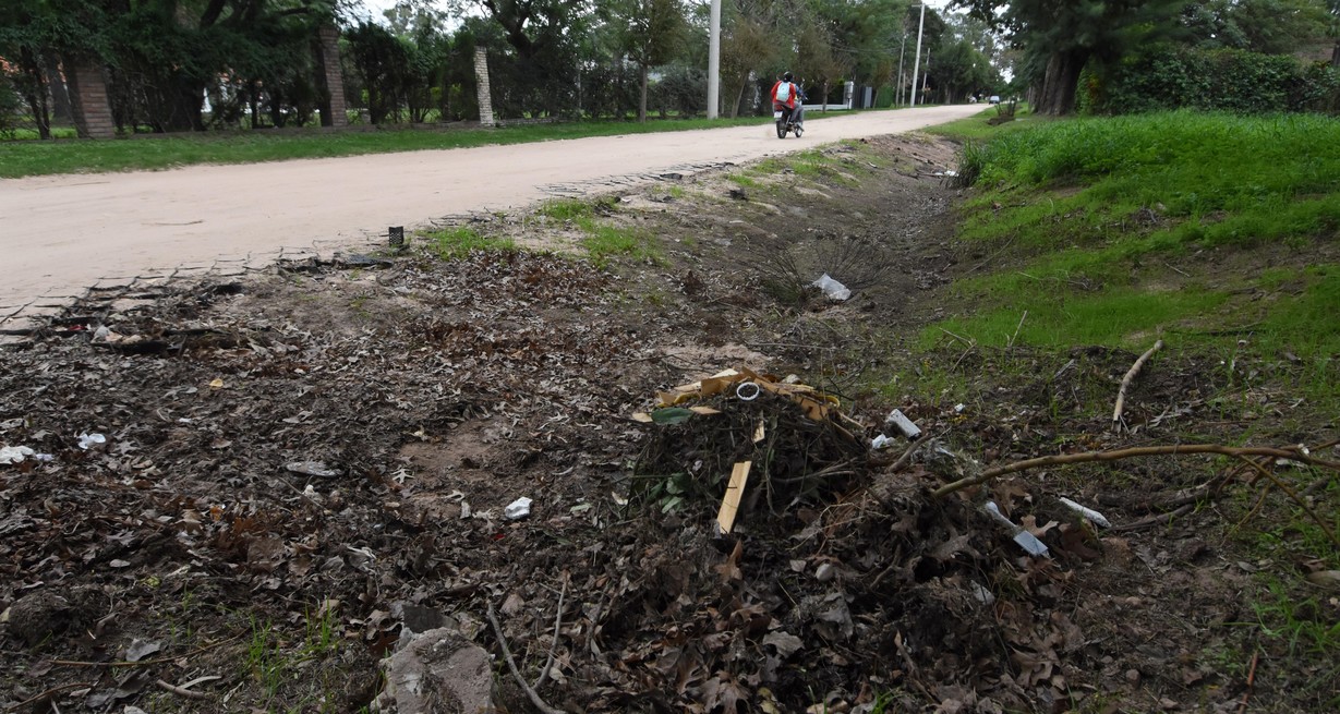 Si bien el mantenimiento de las cunetas y vías de desagües están en buen estado, en algunos sectores de Colastiné Norte se junta basura. También hay un pequeño basural a cielo abierto, pudo constatar El Litoral. Crédito: Pablo Aguirre