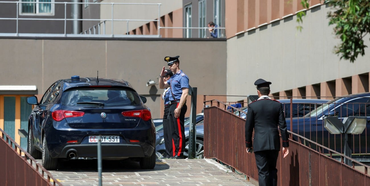 La policía de carabineros hace guardia en el hospital San Raffaele donde murió el ex primer ministro italiano Silvio Berlusconi en Milán, Italia. Crédito: Claudia Greco / Reuters