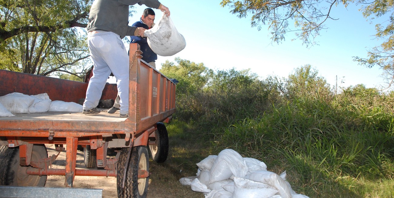 En las barreras de contención hídrica del distrito costero de Alto Verde y de Colastiné Sur, también se realizaron monitoreos técnicos. Archivo El Litoral / Flavio Raina