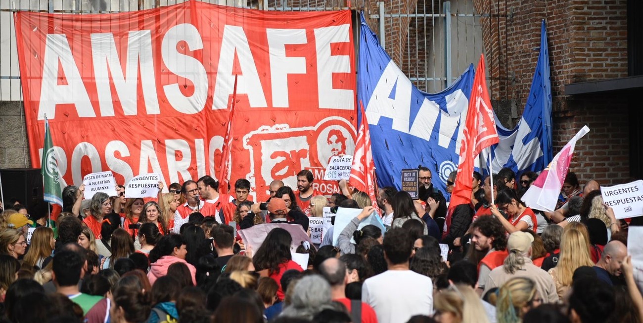 Los docentes se manifestaron el miércoles pasado frente a la sede regional Rosario del Ministerio de Educación provincial. Crédito: Marcelo Manera / Archivo El Litoral