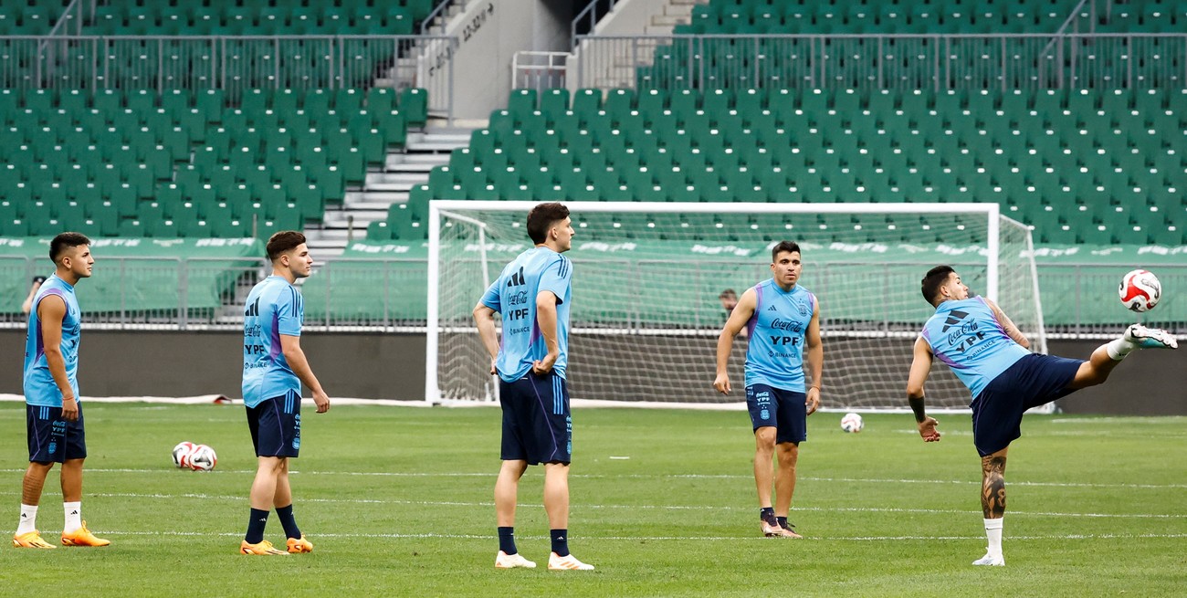 El entrenamiento de la "Scaloneta" este miércoles. Crédito: Thomas Peter / Reuters