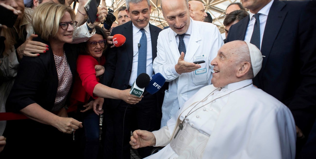 Francisco dialoga con los medios tras recibir el alta. Crédito: Vatican Media