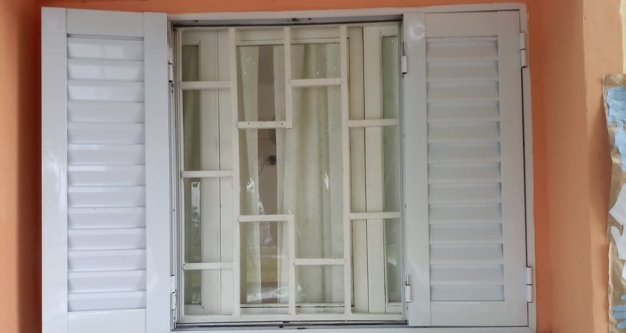 La ventana que fue violentada por los delincuentes.