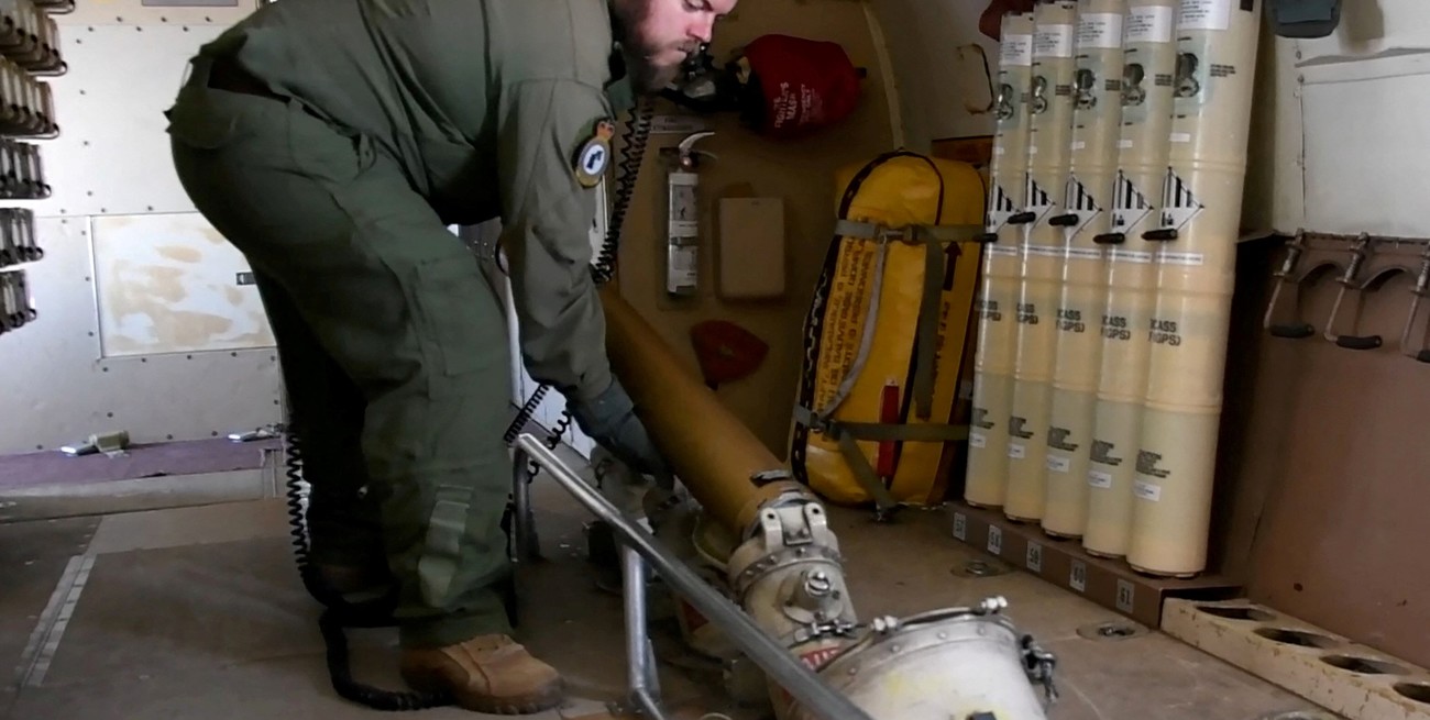 Un operario dentro del CP-140 Aurora. Crédito: Fuerza Aérea Canadiense