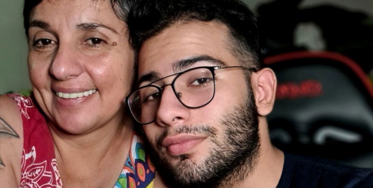Cesar Sena junto a su madre, Marcela Acuña, también acusada por la desaparición de Cecilia.