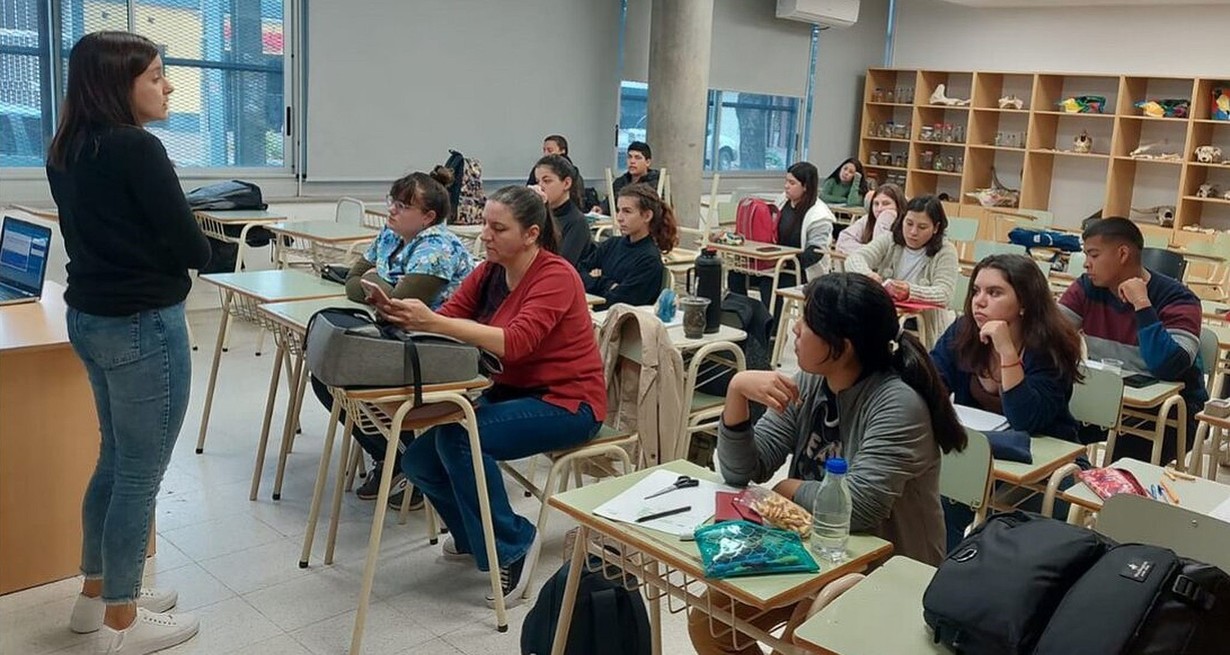 Estudiantes de la Sede Reconquista compartiendo uno de los Talleres sobre técnicas de estudio. Créditos: Gentileza UCSF