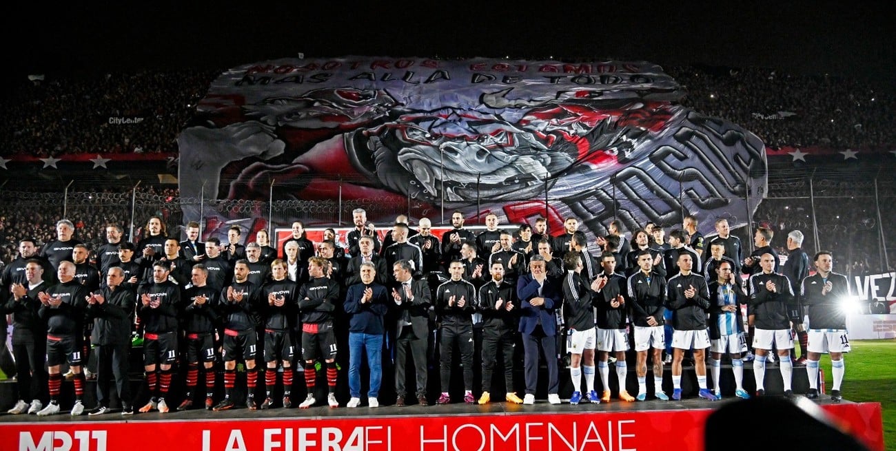 La bandera que provocó la polémica. Delante, las principales figuras del fútbol argentino.