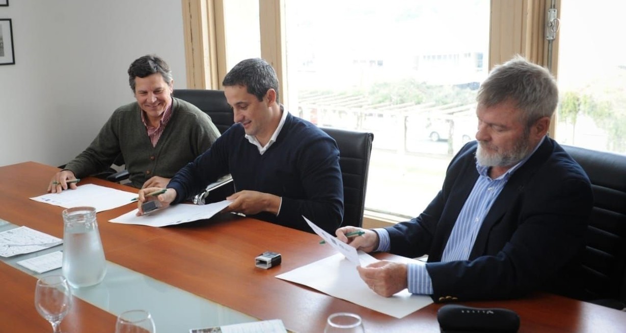 Rodrigo Gayà (Asoc. Hotelera Gastronómica), Franco Arone (del municipio) y Jorge Pighìn (Colegio Corredores Inmobiliarios) firmaron el convenio este lunes. Crédito: Gentileza