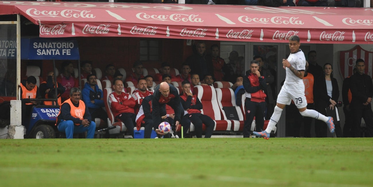 La "agachada" de Sebastián Méndez para recoger la pelota, se la terminó haciendo a Unión. Deplorable actitud que cayó muy mal en el hincha tatengue. Crédito: Mauricio Garín