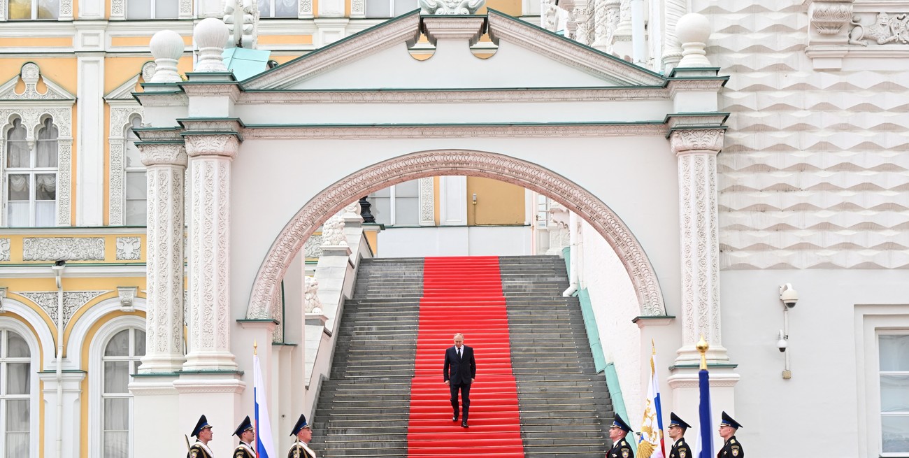 Vladimit Putin este martes en en la Plaza de la Catedral en el Kremlin en Moscú. Crédito: Sputnik/Sergei Guneev