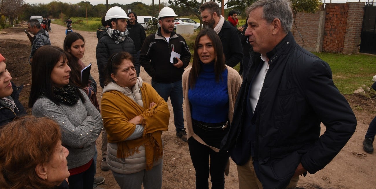 El intendente Emilio Jatón y funcionarios municipales recorrieron los avances de obra. Crédito: Guillermo Di Salvatore