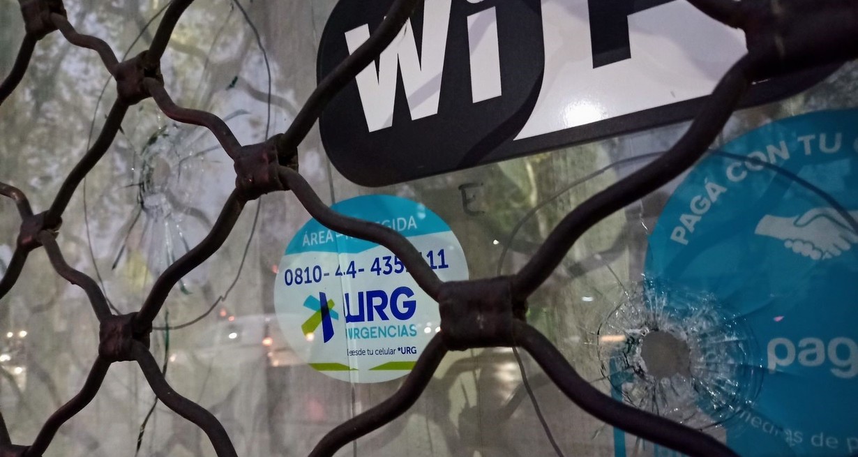 Varias de las balas impactaron en los ventanales del bar