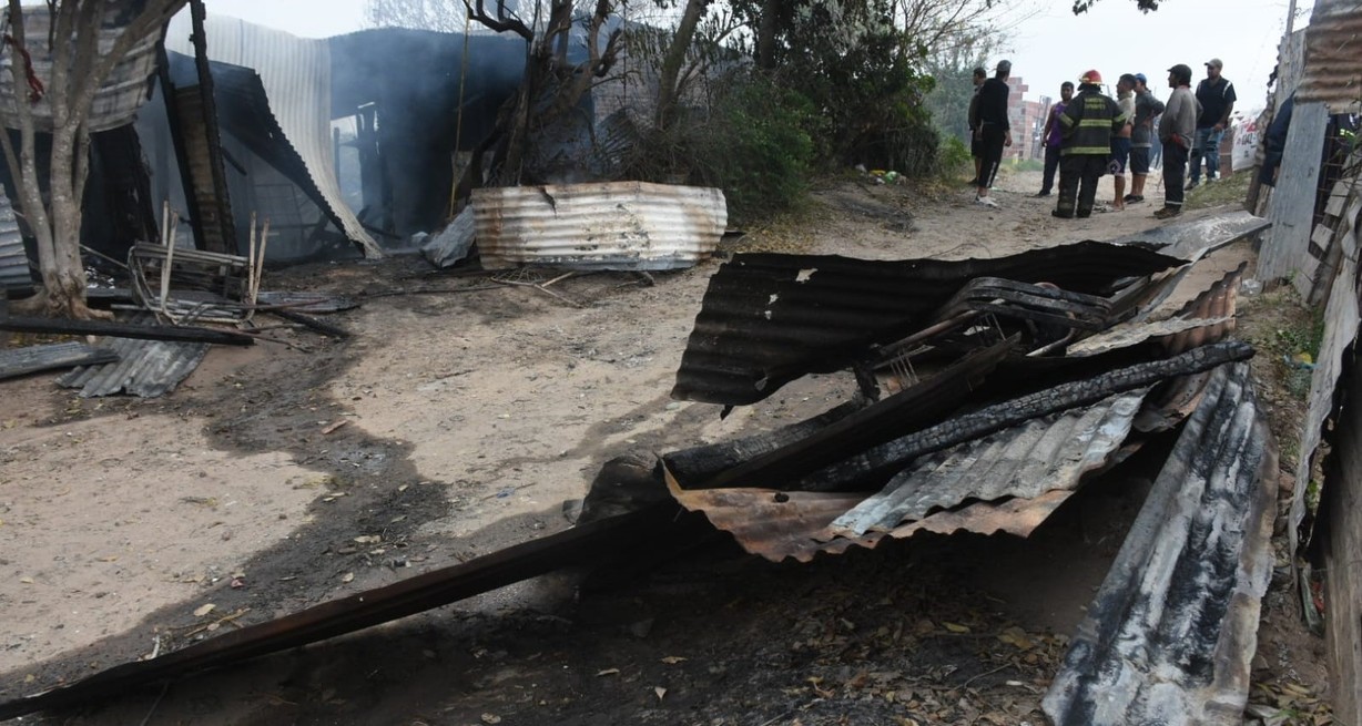 Los bomberos trabajaron de manera intensa hasta lograr controlar las llamas. Créditos: Guillermo Di Salvatore