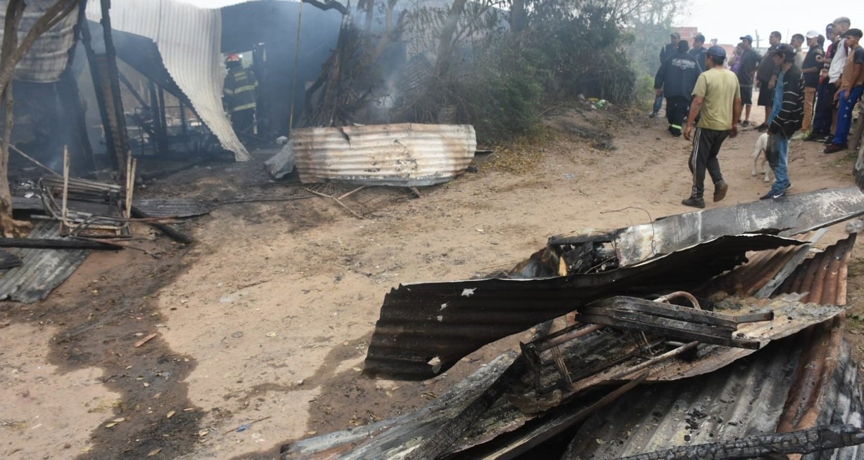 peritos de Bomberos inspeccionan el lugar a los fines de precisar la causa. Créditos: Guillermo Di Salvatore