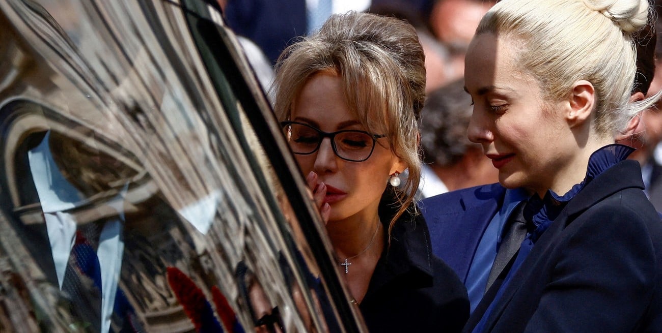 Marina Berlusconi (izquierda) y Marta Fascina (derecha) en el funeral de Berlusconi. Crédito: Yara Nardi / Reuters