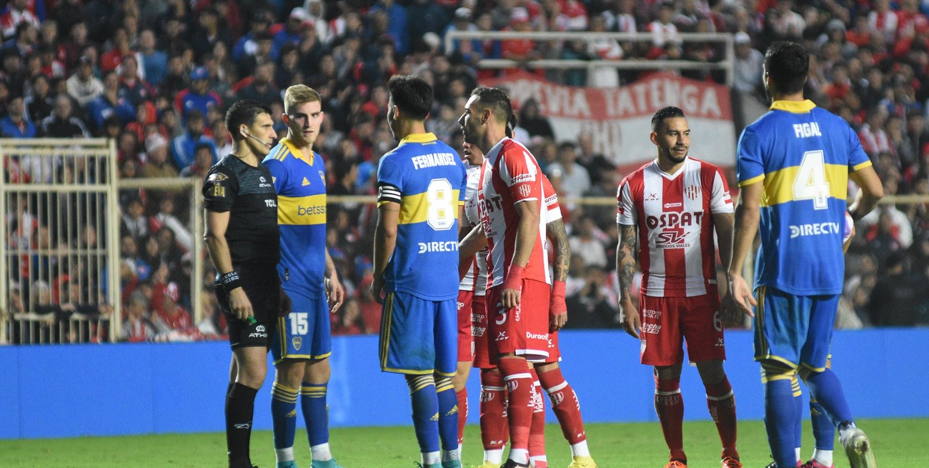 Explicar lo inexplicable. El reclamo, justificado, de los jugadores de Unión y los supuestos "argumentos" de los llamados "hombres de negro" que lo privaron al Tate de ganar los tres puntos contra Boca. Crédito: Pablo Aguirre