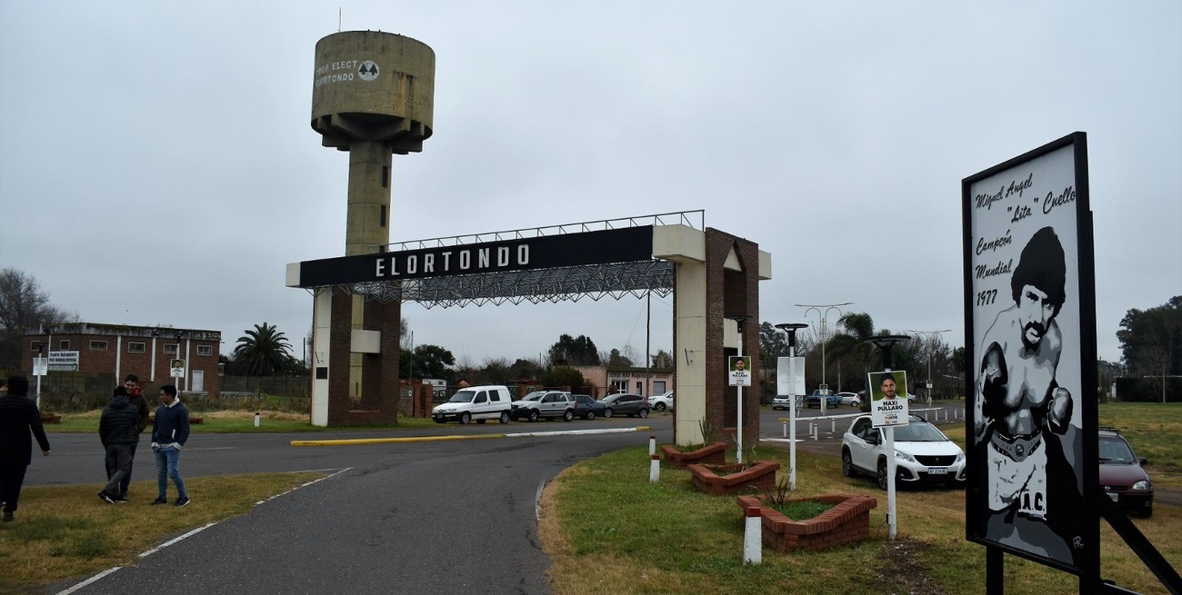 Acceso a Elortondo, donde luce la obra homenaje a Cuello. Crédito: El Litoral
