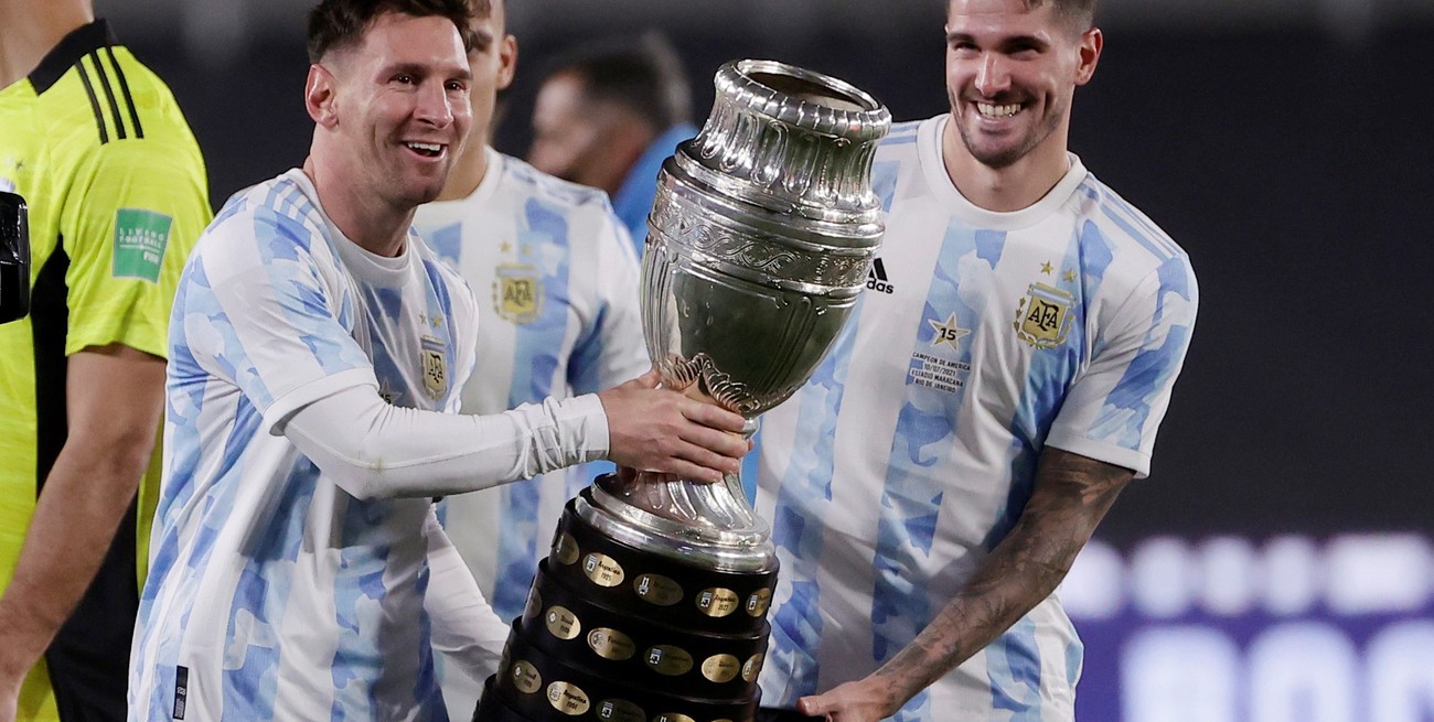 Messi y la gran copa, junto a De Paul. Crédito: Reuters.