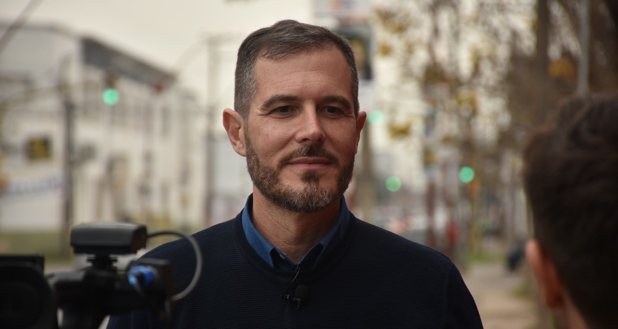 "Mi hijo nació y fue criado acá, mi mujer, mi familia, mis amigos, entonces quiero transformar las realidades y generar una ciudad más igual, donde todos podamos tener espacio y disfrutarla", sostuvo. Créditos: Mauricio Garin