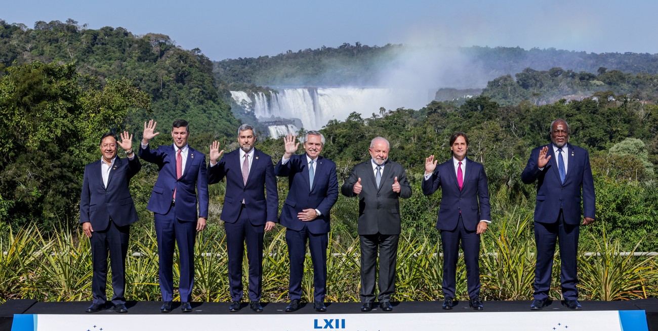 El presidente de Bolivia, Luis Arce, el presidente electo de Paraguay, Santiago Pena, el presidente de Paraguay, Mario Abdo Benítez, el presidente de Argentina, Alberto Fernández, el presidente de Brasil, Luiz Inácio Lula da Silva, el presidente de Uruguay, Luis Lacalle Pou y el primer ministro de Guyana, Mark Phillips en la cumbre del Mercosur en Puerto Iguazú.