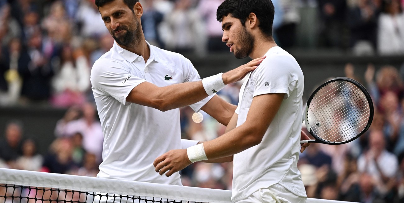 Saludo entre Carlos Alcaraz y Novak Djokovic. Crédito: Dylan Martinez / Reuters