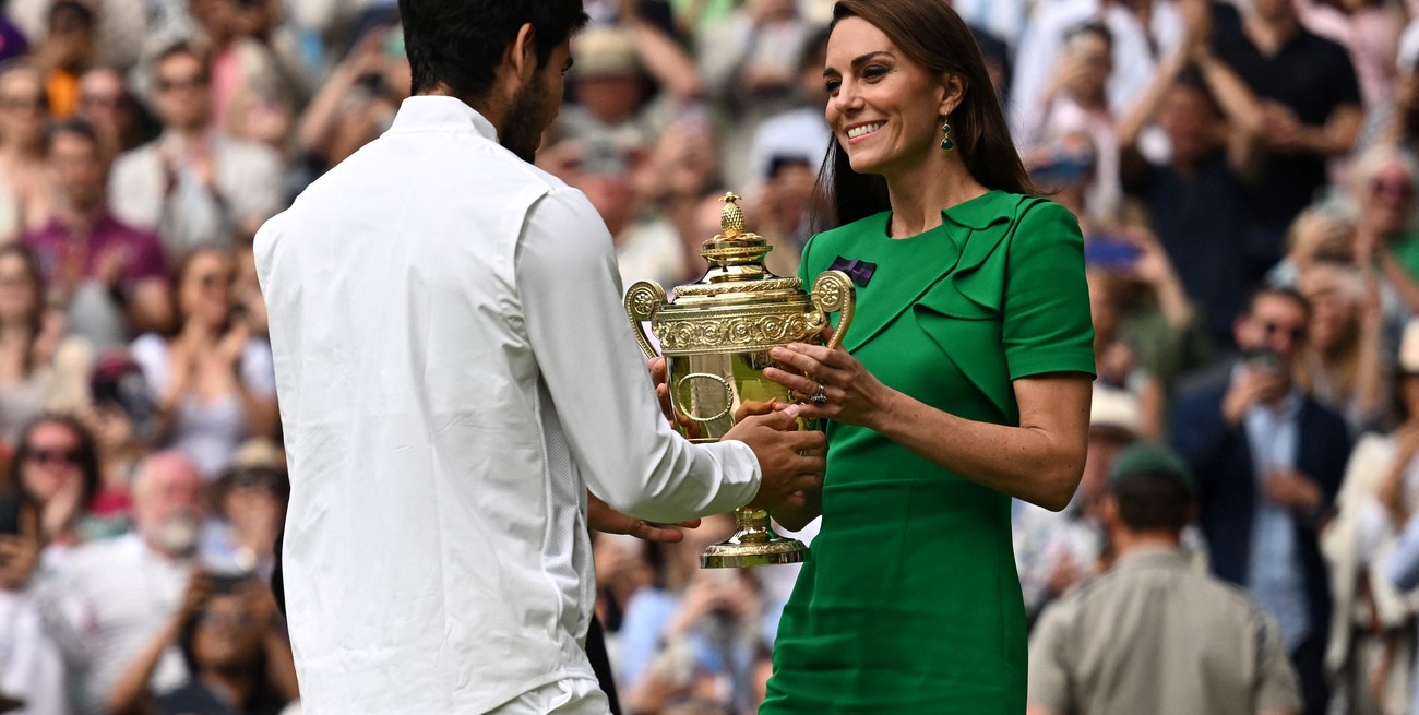 Carlos Alcaraz recibiendo el trofeo por parte de Catalina, princesa de Gales. Crédito: Reuters / Dylan Martinez