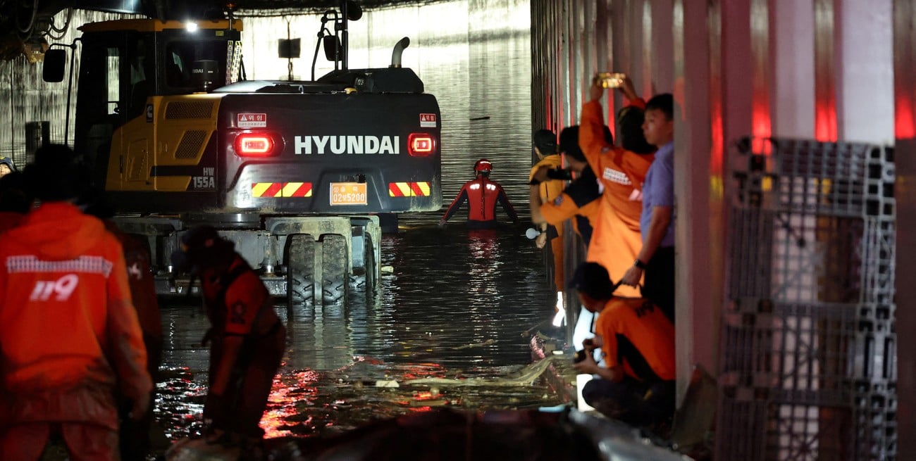 Los rescatistas participan en una operación de búsqueda y rescate dentro de un paso subterráneo que ha sido sumergido por un río desbordado causado por lluvias torrenciales en Cheongju, Corea del Sur, el 17 de julio de 2023. Vía Reuters.