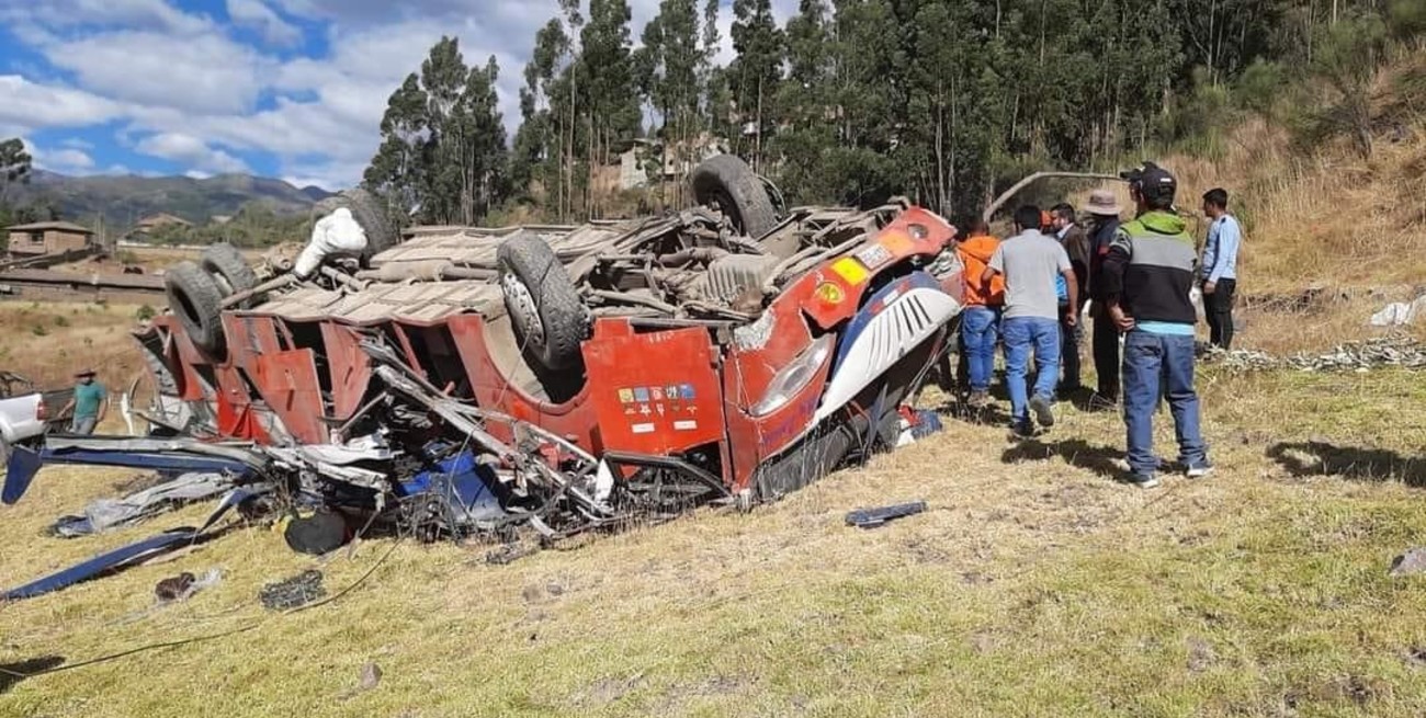 El ómnibus quedó completamente destrozado producto de lo violenta que fue la caída.