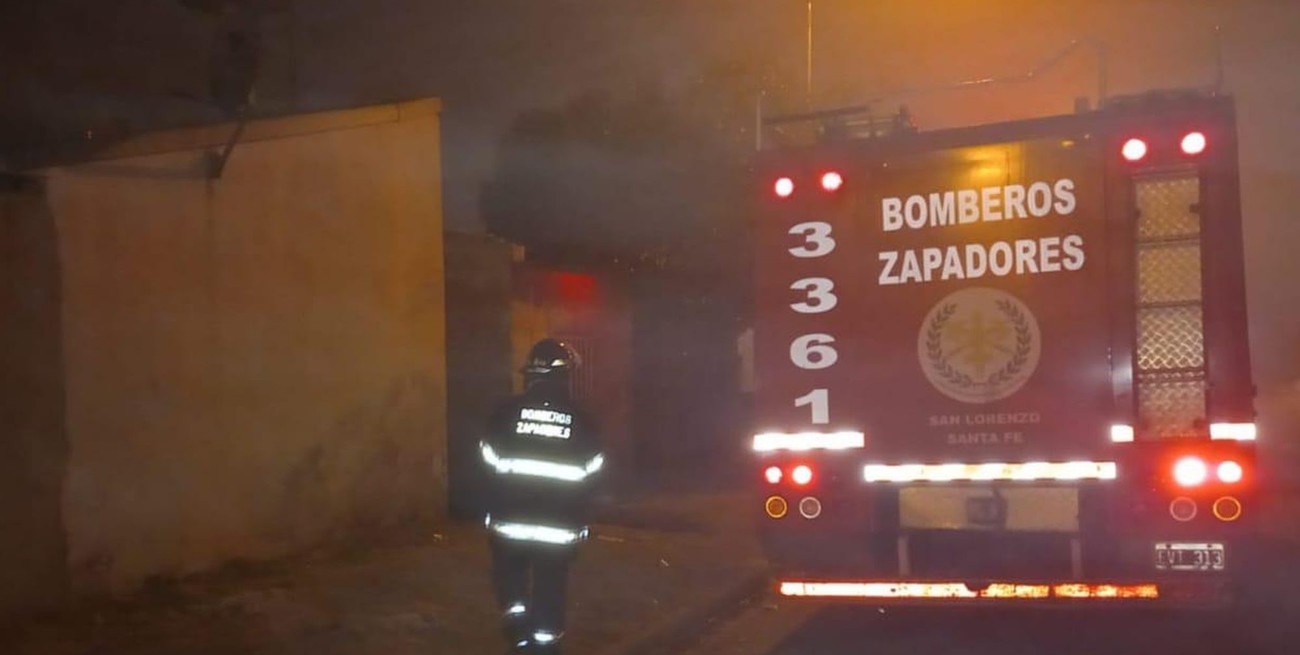 Desde Bomberos señalaron que existió riesgo de propagación durante los incendios en las seis casas del barrio La Nueva Tablada. Crédito: Archivo El Litoral