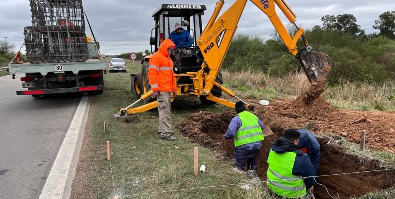 Ya se pueden ver los primeros avances “con los trabajos de excavación y armado de bases de hormigón en la zona de banquina”, indicaron desde la DNV. FOTO: Prensa DNV