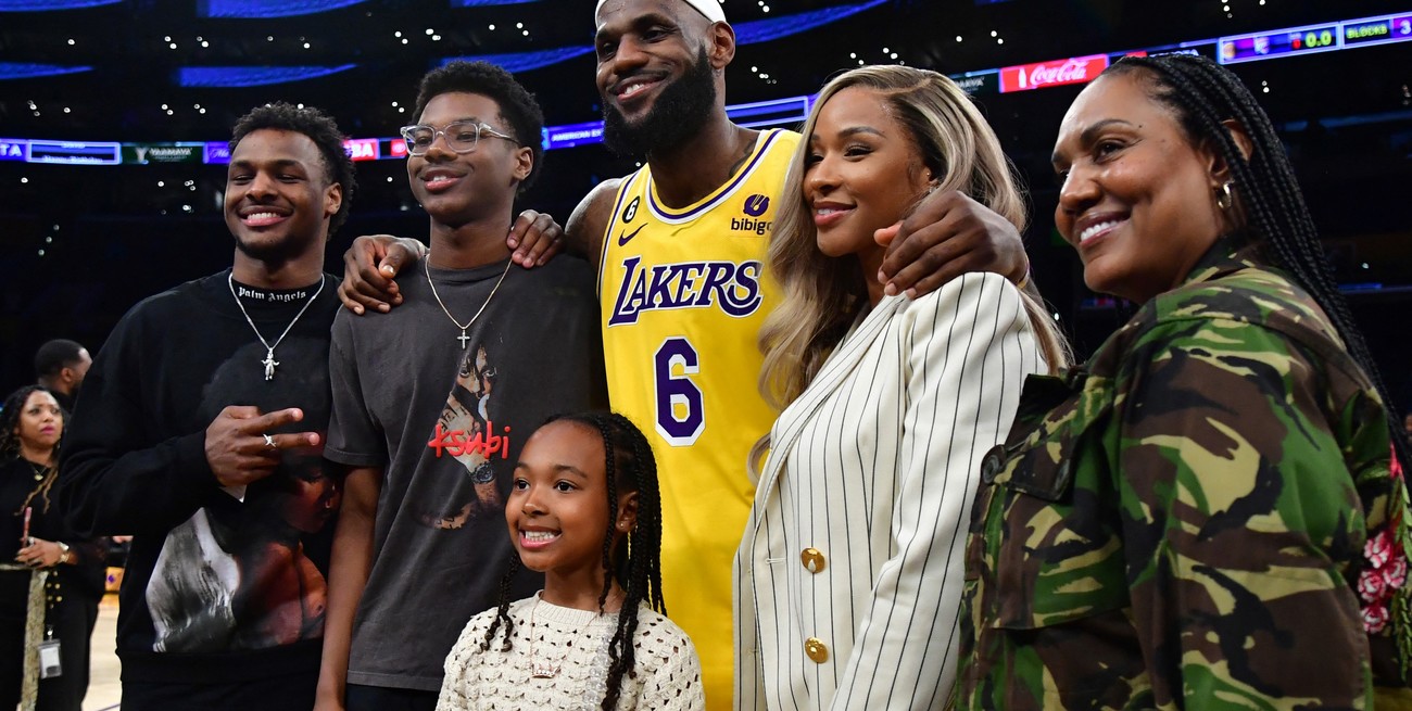 La familia James completa. Crédito: Gary A. Vasquez-USA TODAY Sports