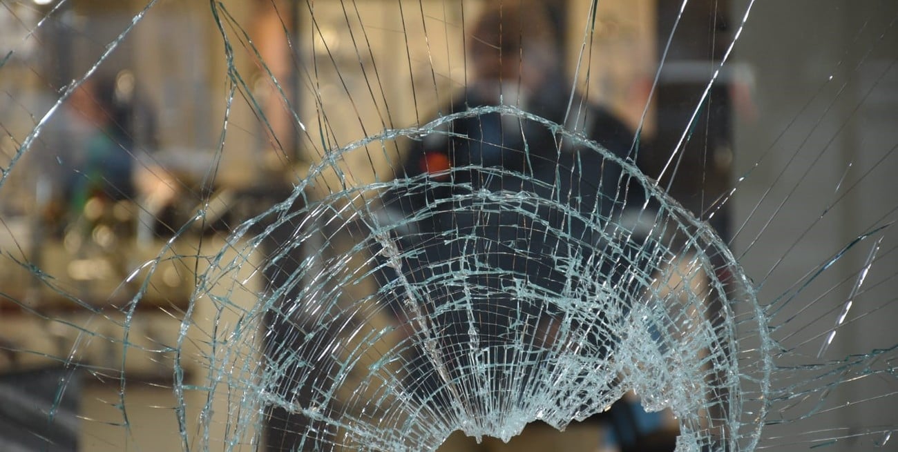 El vidrio de la fachada del comercio destrozado. Crédito: Mauricio Garín