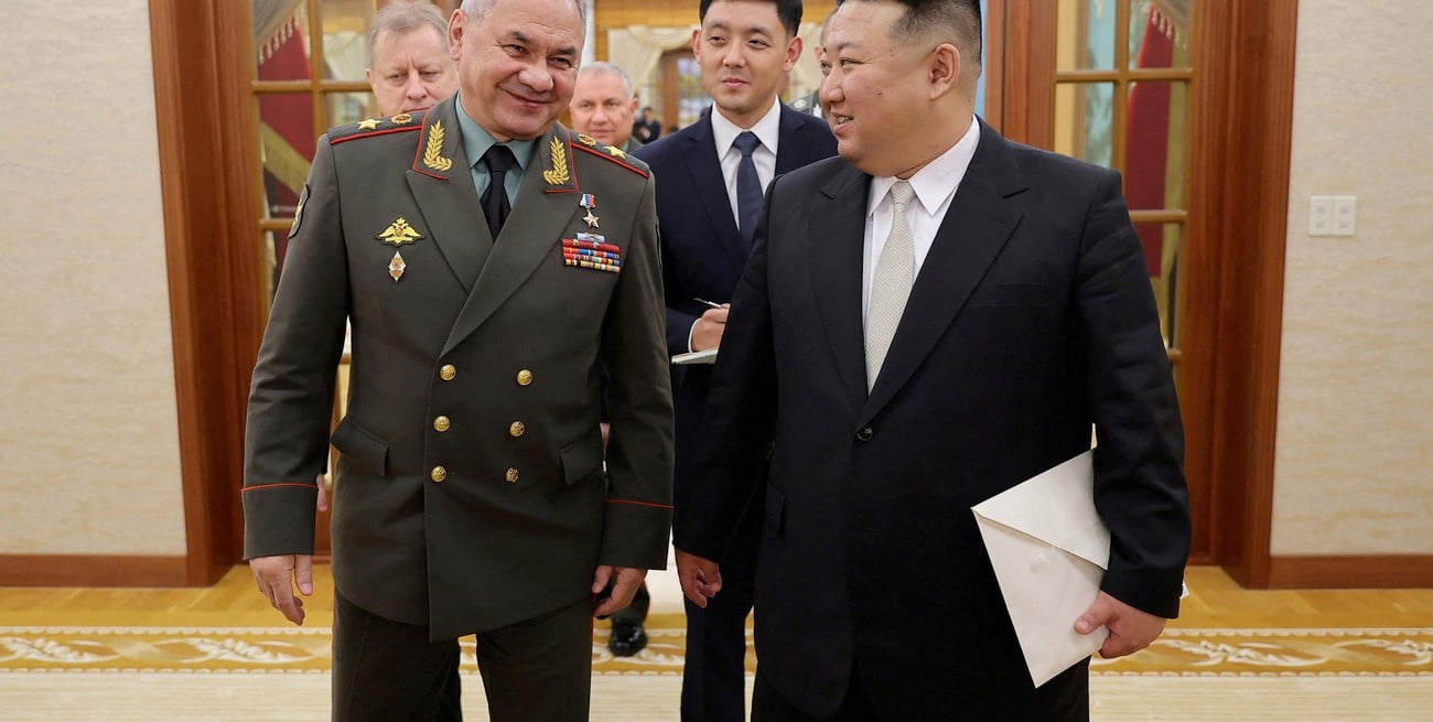 Kim Jong-un junto a Sergei Shoigu. Crédito: KCNA (Agencia Telegráfica Central de Corea)