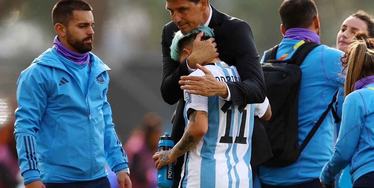 El DT Germán Portanova y Yamila Rodríguez, quien fue clave para el empate. Crédito: Molly Darlington / Reuters