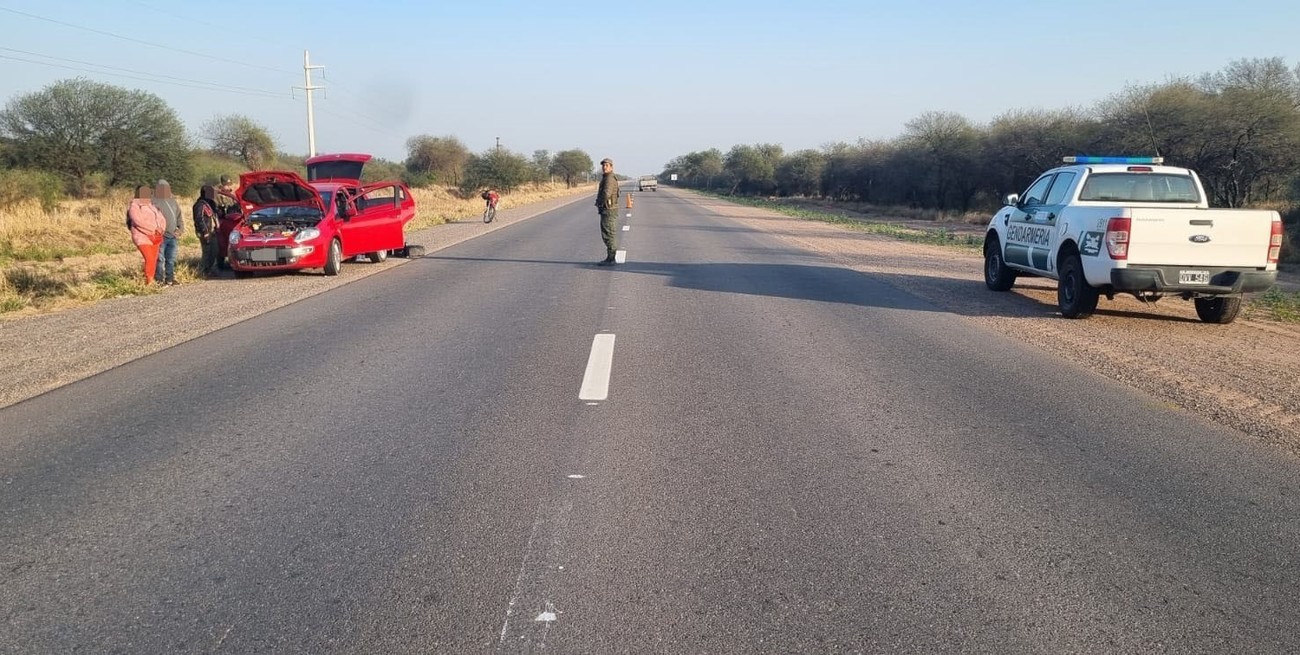 Tres ciudadanos fueron detenidos mientras viajaban en un vehículo que transportaba la sustancia ilícita. FOTO: Prensa GNA