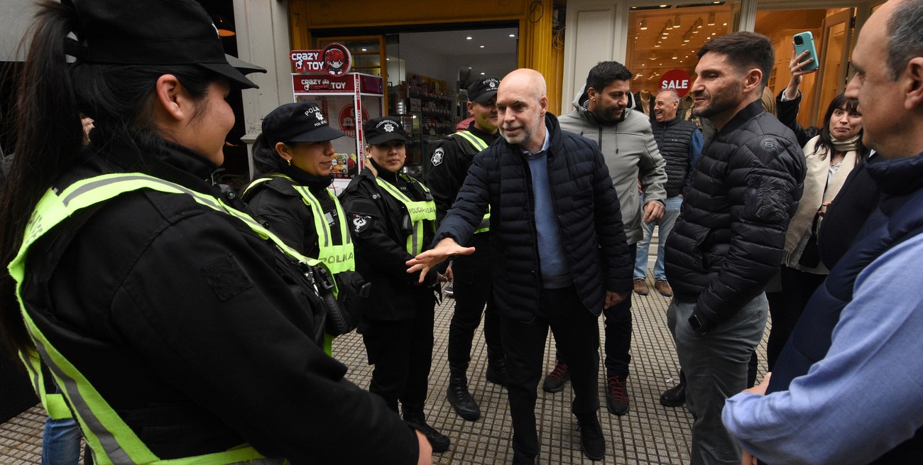 Rodríguez Larreta estuvo muy temprano, por la mañana del sábado, caminando la peatonal santafesina. Créditos: Mauricio Garín