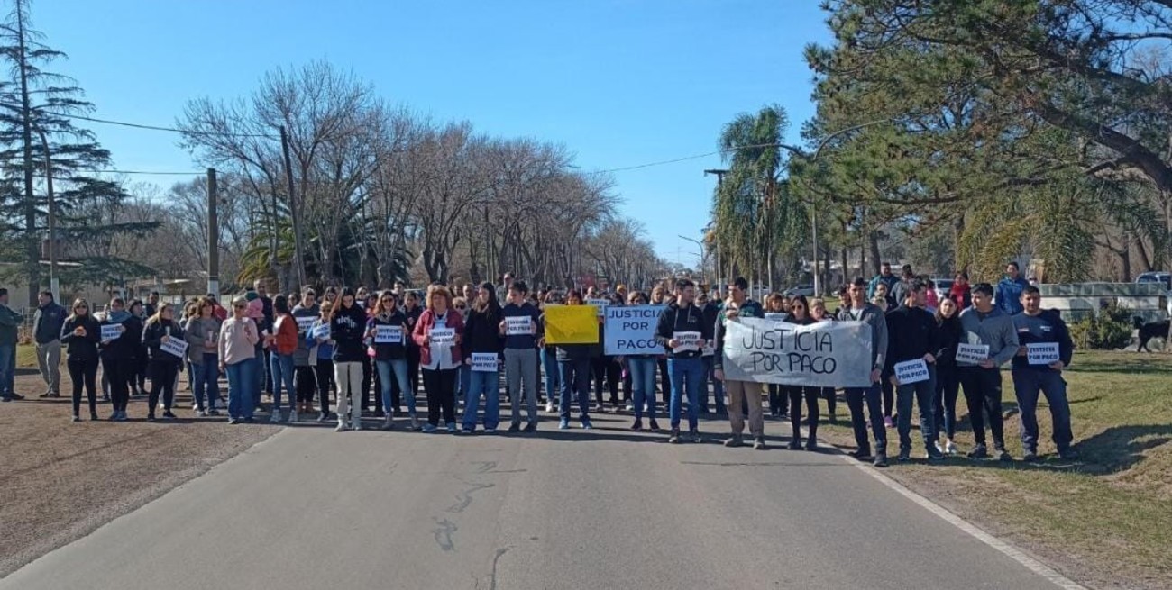 La idea de la convocatoria era “visibilizar el pedido de justicia” para que “eso no se vuelva a repetir”, dijo uno de los amigos de Paco. FOTO: El Litoral