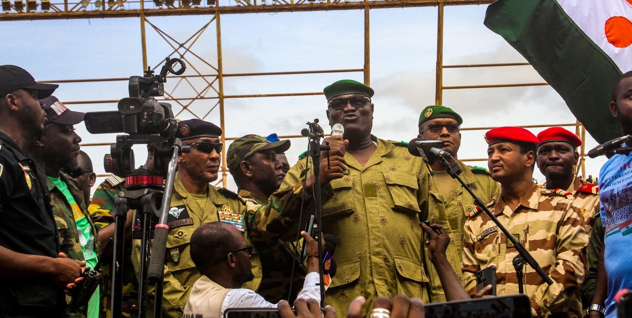 Miembros de la junta este sábado en un acto dentro de un estadio repleto de personas en la capital Niamey. Crédito: Mahamadou Hamidou / Reuters