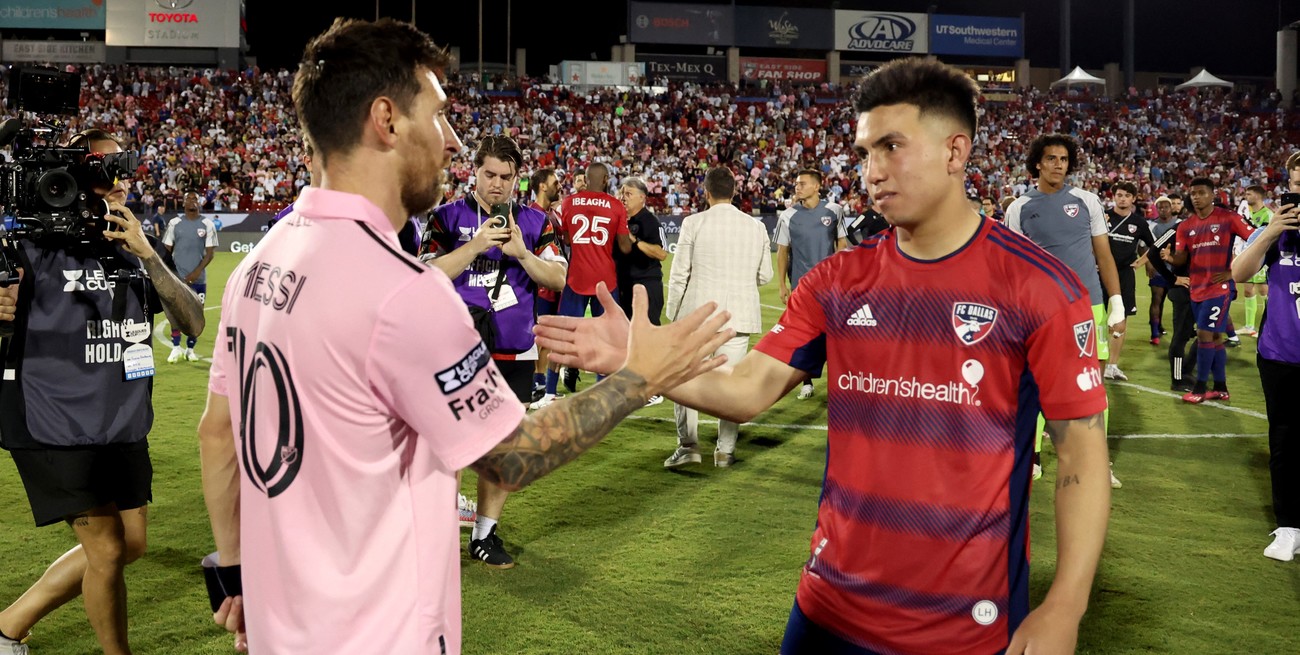 Lionel Messi y el saludo con Alan Velasco, el joven ex Independiente. Crédito: Kevin Jairaj-USA TODAY Sports