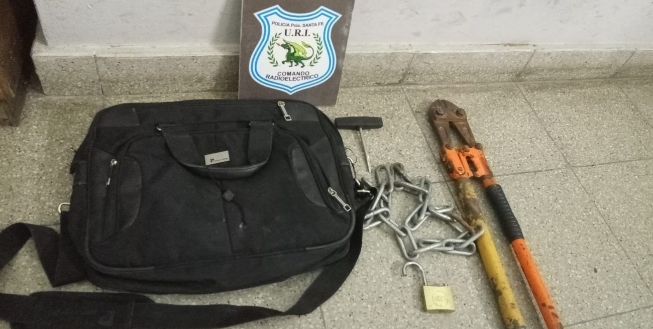 Al momento de sus detenciones, la policía les secuestró una mochila con un cortacandados y una llave “T”. FOTO: Prensa URI