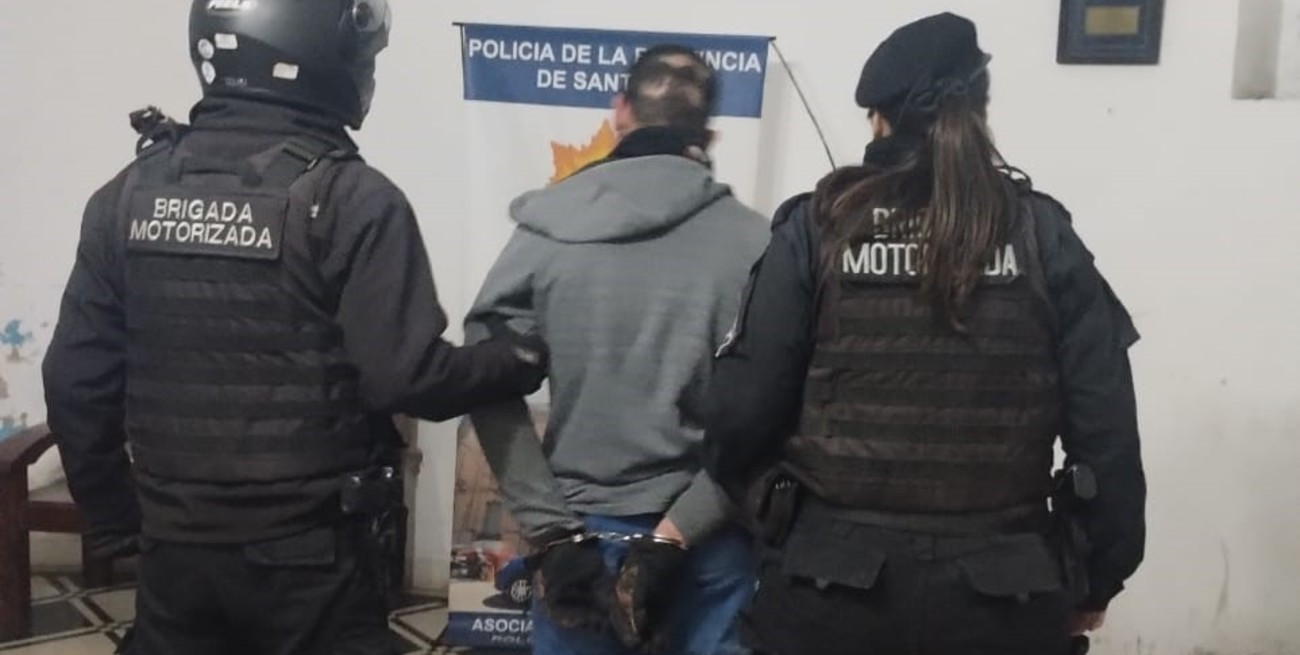 El hombre (foto) y la mujer fueron trasladados a sede policial donde surgió que el primero de ellos tenía antecedentes. FOTO: Prensa URI
