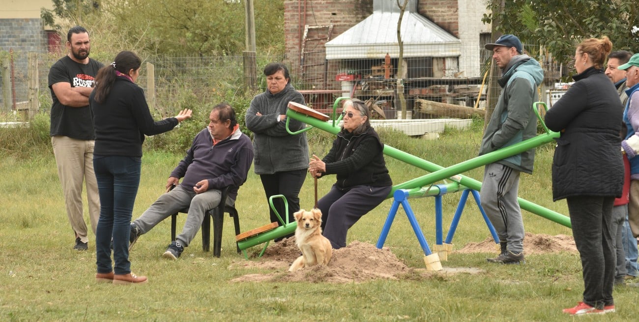 El encuentro de vecinos junto a miembros del área Social de la Comuna se llevó a cabo este jueves, en una plaza que están haciendo en la calle 42 de Arroyo Leyes. FOTO: Mauricio Garín