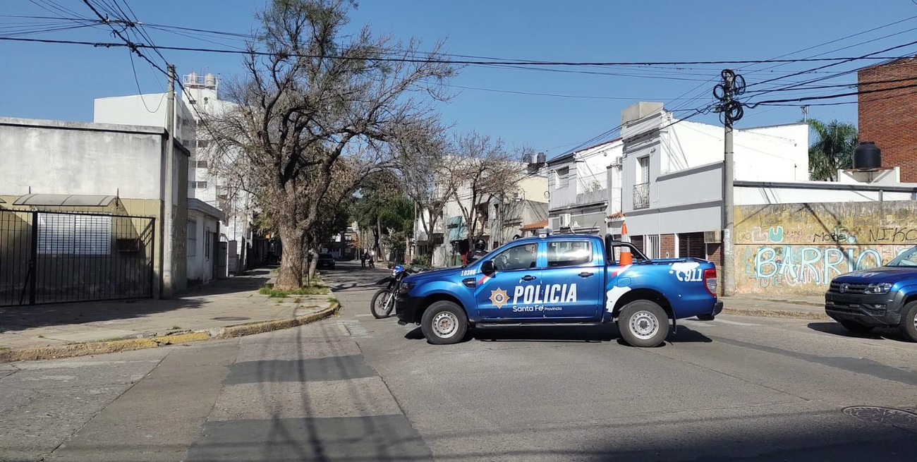 Personal policial cortó el tránsito por la zona de Francia 1100 mientras duró la emergencia. Crédito: El Litoral.