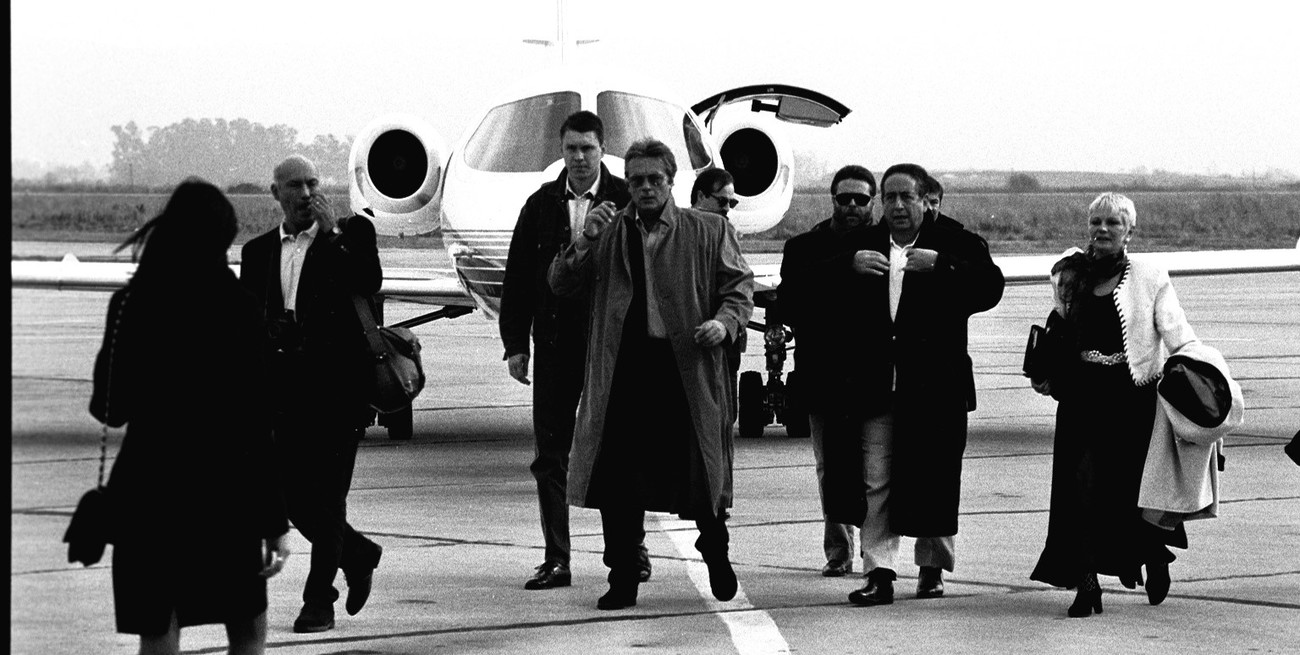 Recién llegado. Apenas pisó suelo santafesino, Alain Delon se dirigió a la Casa de Gobierno para saludar al entonces gobernador de Santa Fe, Carlos Reutemann, a quien le pidió formalmente autorización para visitar a carlos Monzón en la Cárcel de Las Flores.