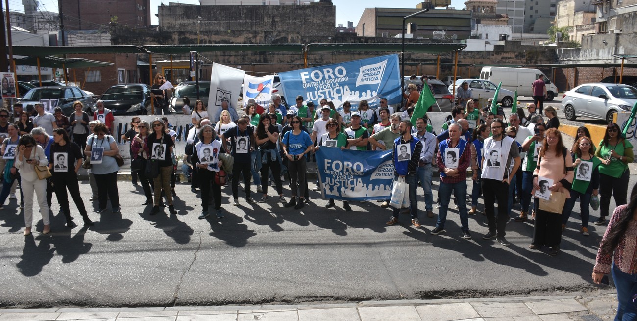 Referentes del Foro contra la Impunidad y por la Justicia acompañaron a desde las escalinatas de tribunales los momentos clave del debate. FOTO: Mauricio Garín