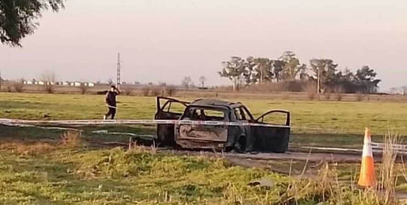 Un auto con dos cuerpos carbonizados fue hallado este sábado por la tarde, en un camino rural cercano a la ciudad de Gálvez. FOTO: El Litoral